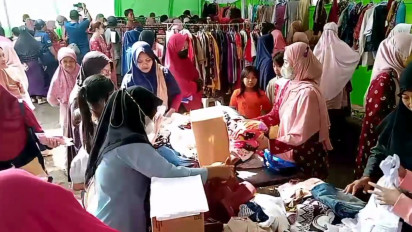 Serunya Warga di Purwokerto Banyumas Berebut Baju Lebaran Harga Seribuan