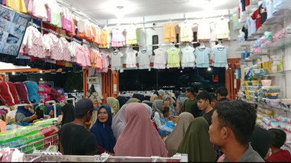 Jelang Lebaran Idul Fitri, Warga Langsa Aceh Ramai-ramai Serbu Toko Baju