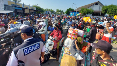 H-5 Arus Mudik di Pelabuhan Jangkar Situbondo, Penumpang Kapal Berdesakan di Pintu Masuk Dermaga