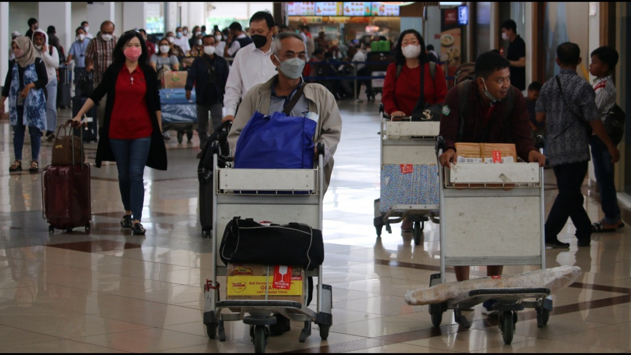 Tidak Ada Aturan Pembatasan Pasca Pandemi, Penumpang Bandara Juanda Kembali Normal
            - galeri foto