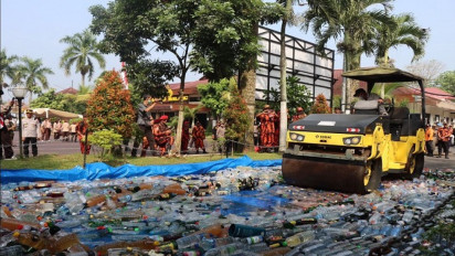 Polres Malang Musnahkan Ribuan Botol Miras dan Petasan Hasil Operasi