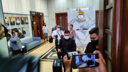 KPK Bawa 3 Koper Usai Geledah Balai Kota Bandung