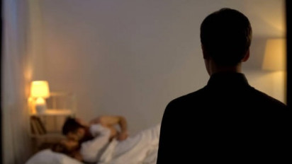 Bagaimana Sikap Seorang Suami Jika Istri Selingkuh dan Berzina dengan Pria Lain? Simak Penjelasan Ustaz Syafiq Riza Basalamah