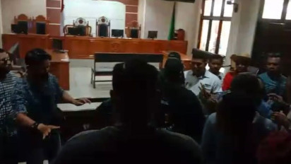 Pendukung Terdakwa Korupsi Plt Johannes Rettob Mengamuk Di Persidangan dan Nyaris Bentrok Dengan BEM Uncen
