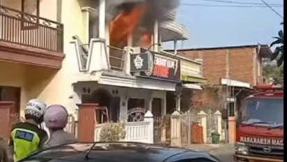 Asyik Bermain Korek Api dalam Kamar, Sebuah Ruko Vape di Malang Terbakar