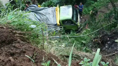 Supir Mengantuk, Truk Pengangkut Pakan Ayam Terjun ke Jurang di Jalur Cadas Pangeran