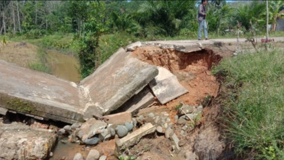 Jembatan Beton Penghubung  Desa di Muba Ambruk, Idul Fitri Warga Terancam Terisolir