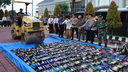 Jelang Lebaran, Polres Gresik Musnahkan Ribuan Botol Miras dan Knalpot Brong Hasil Razia Pekat