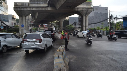 Dinilai Tak Efektif, Dishub DKI Jakarta Lepas Beton Pembatas di Simpang Santa