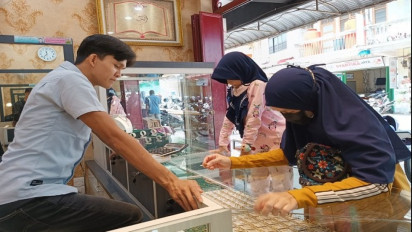 Jelang Lebaran! Emak-emak Ramai Membeli Perhiasan Emas