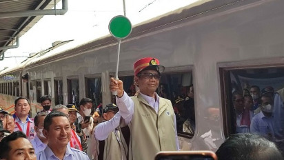 Menkopolhukam Mahfud MD Lepas Kepergian Pemudik di Stasiun Pasar Senen 