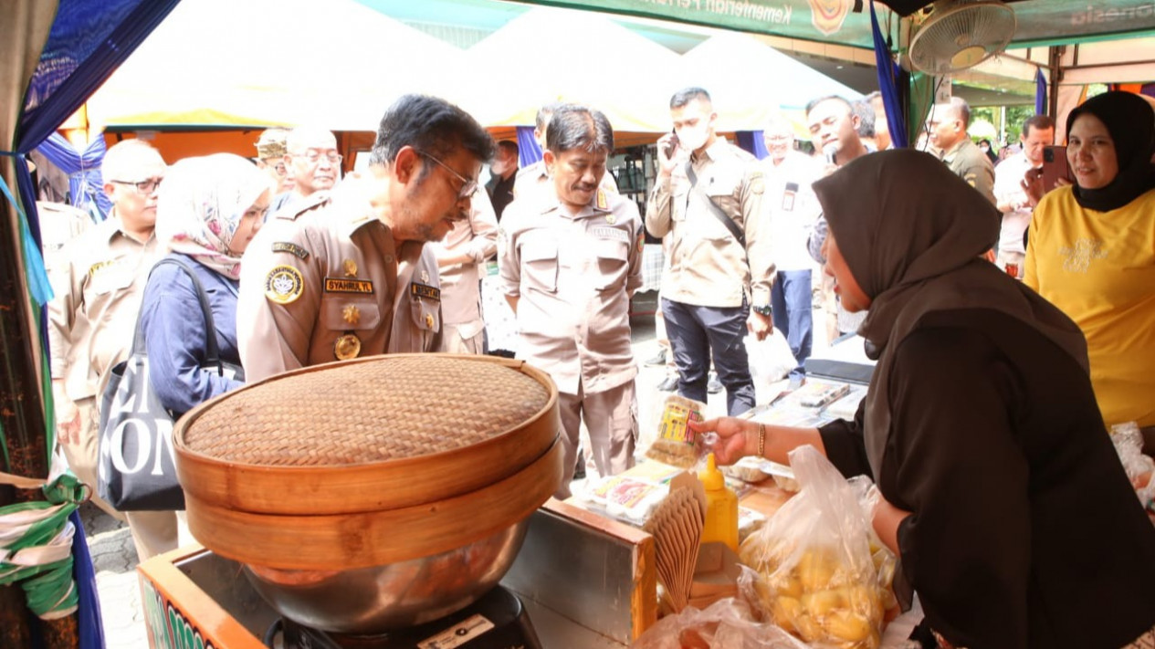 Mentan SYL Tinjau Bazar Ramadhan Kementan, Sediakan Bapok Murah
            - galeri foto