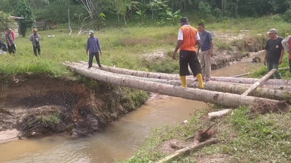 Jembatan Penghubung Antar Desa Ambruk, Warga Bangun Jembatan Darurat