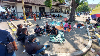 H-4 Lebaran, Ratusan Pemudik Asal Pulau Raas, Madura, Terlatar di Pelabuhan Jangkar Situbondo