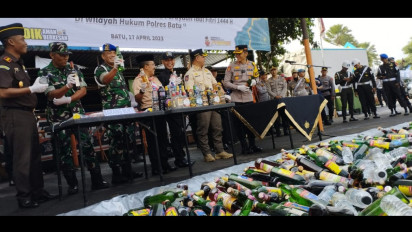 Forkompimda Kota Batu Musnahkan Ribuan Botol Miras dan Narkoba Hasil Operasi Pekat 2023