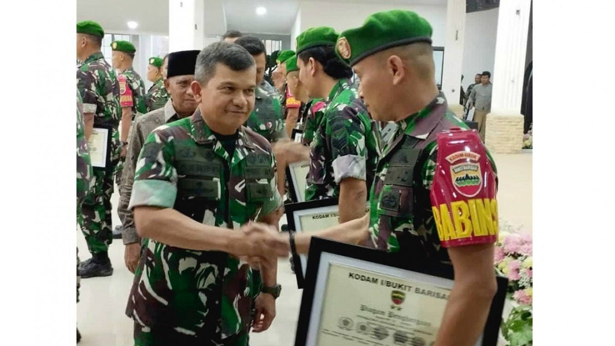 Bekuk Genk Motor Bersenjata Parang Bergerigi, Serda Agus Susanto Dapat Penghargaan
            - galeri foto