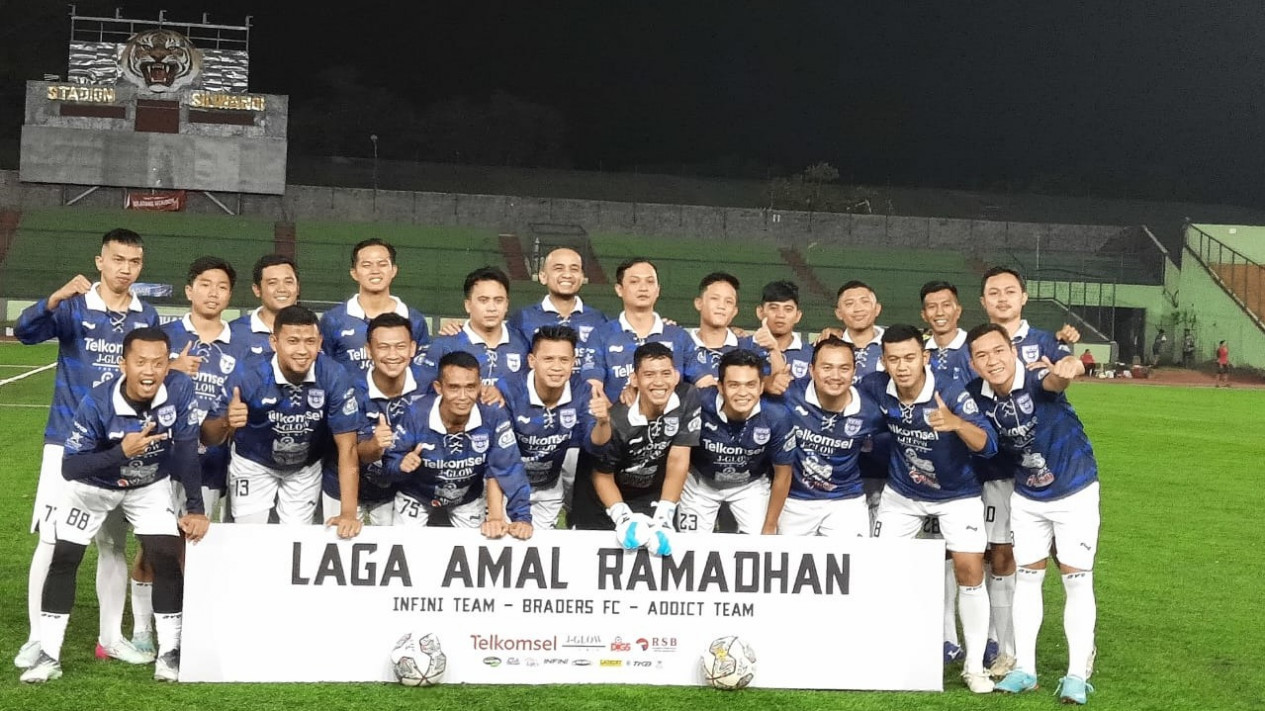 Pemain Bola Asal Bandung Berkumpul untuk Gelar Laga Amal
            - galeri foto