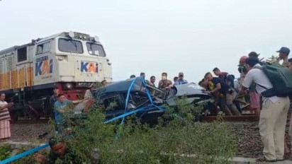Kereta Api Eksekutif Jurusan Surabaya-Jakarta Tabrak Mobil Sedan, Dua Meninggal Dunia