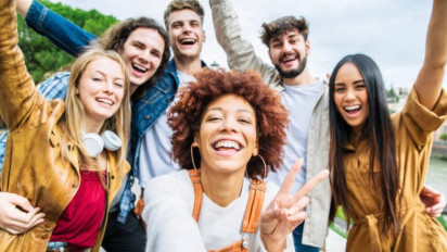 Gaji Pas-pasan Jiwa Sosialita, Kisah Gen Z yang Hobi Healing dan Traveling!