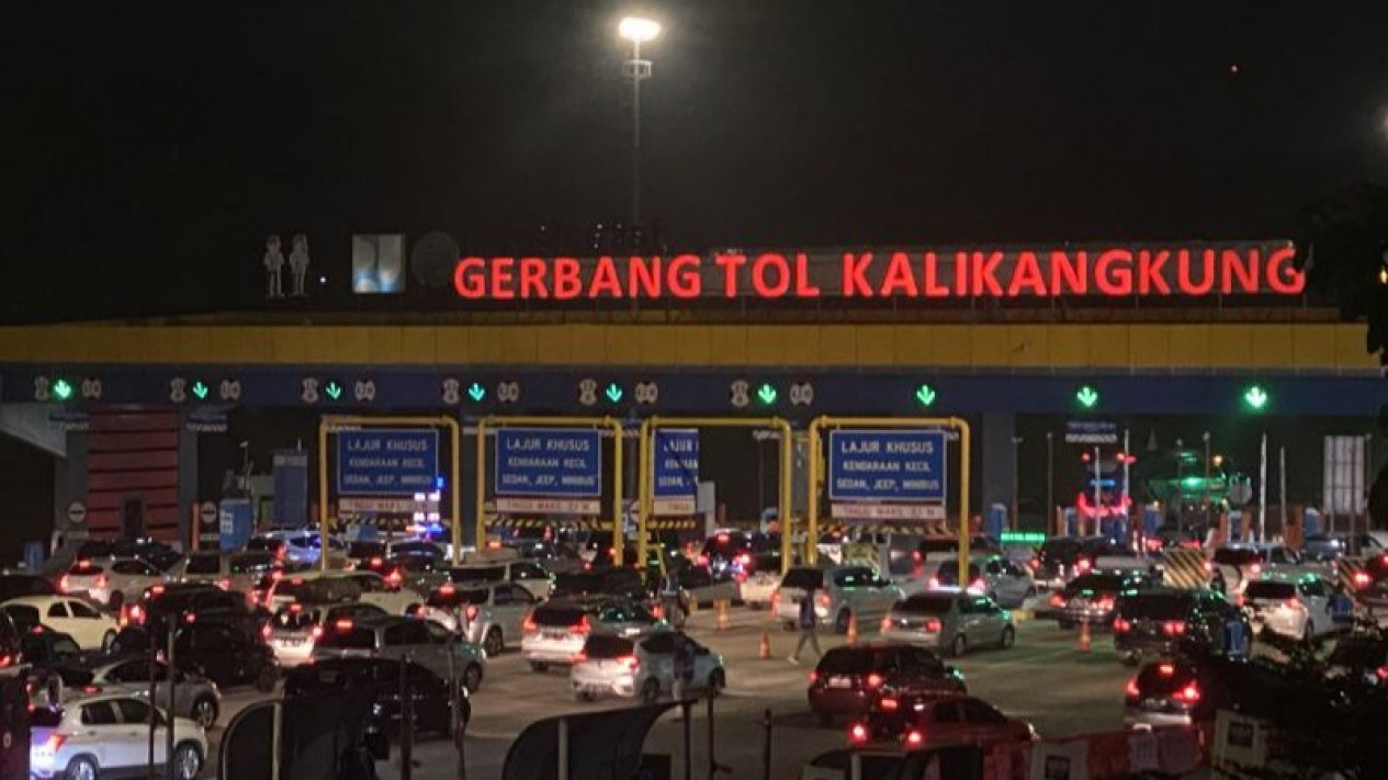 Volume Kendaraan di Gerbang Tol Kalikangkung Meningkat, 22.959 Kendaraan Melintas
            - galeri foto