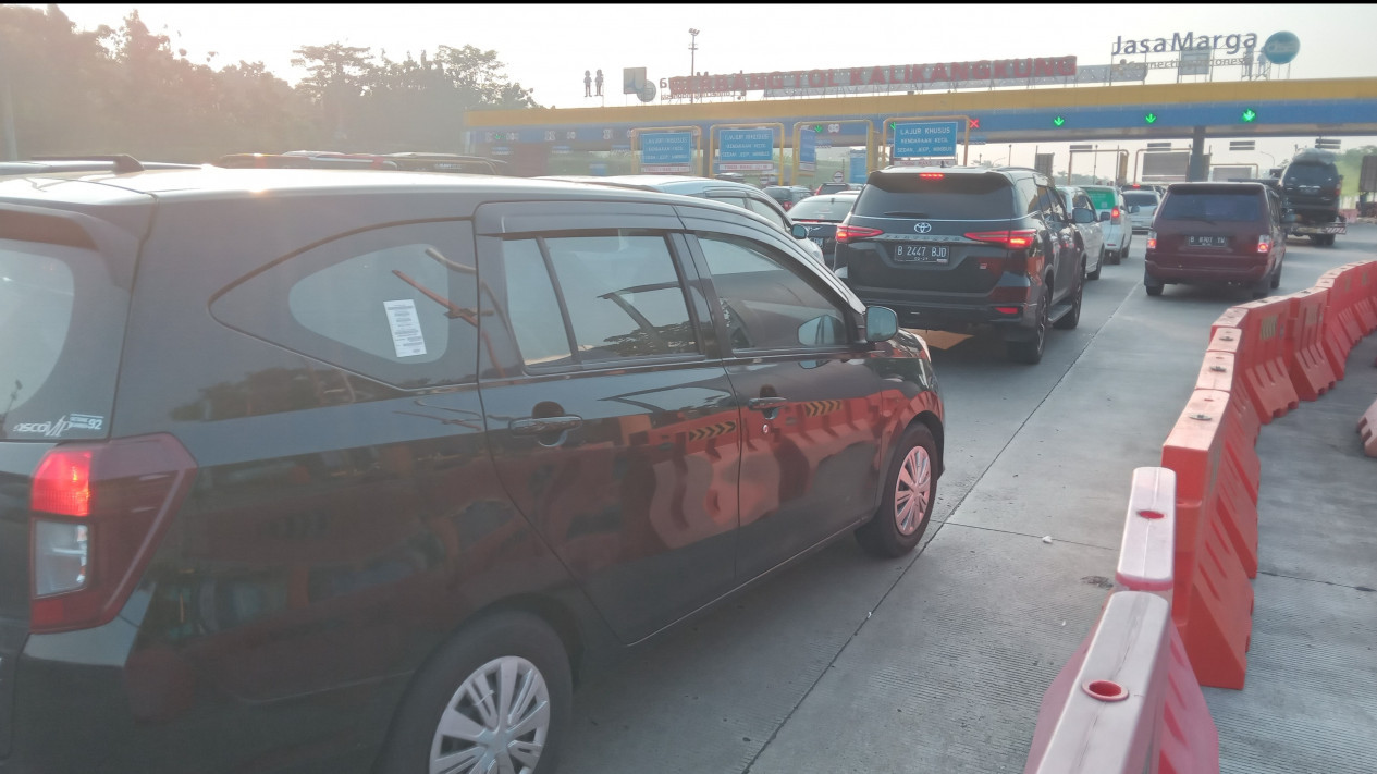 Tol Kalikangkung Tambah Ramai, Jumlah Kendaraan Mulai Dekati Angka Puncak Tahun Lalu
            - galeri foto