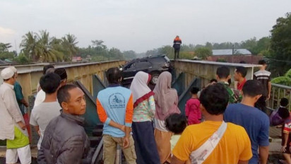 Sebuah Mobil Penumpang Masuk Jalur Rel di Sumpiuh, Sopir Disebut Nekat Mau Bunuh Diri