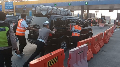 Sejumlah Mobil Pemudik Mogok di Gerbang Tol Kalikangkung, Diderek ke Exit Tol Terdekat