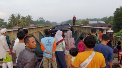 Sebuah Mobil Pemudik Nyangkut di Jalur Rel KA di Sumpiuh, Penumpang Selamat