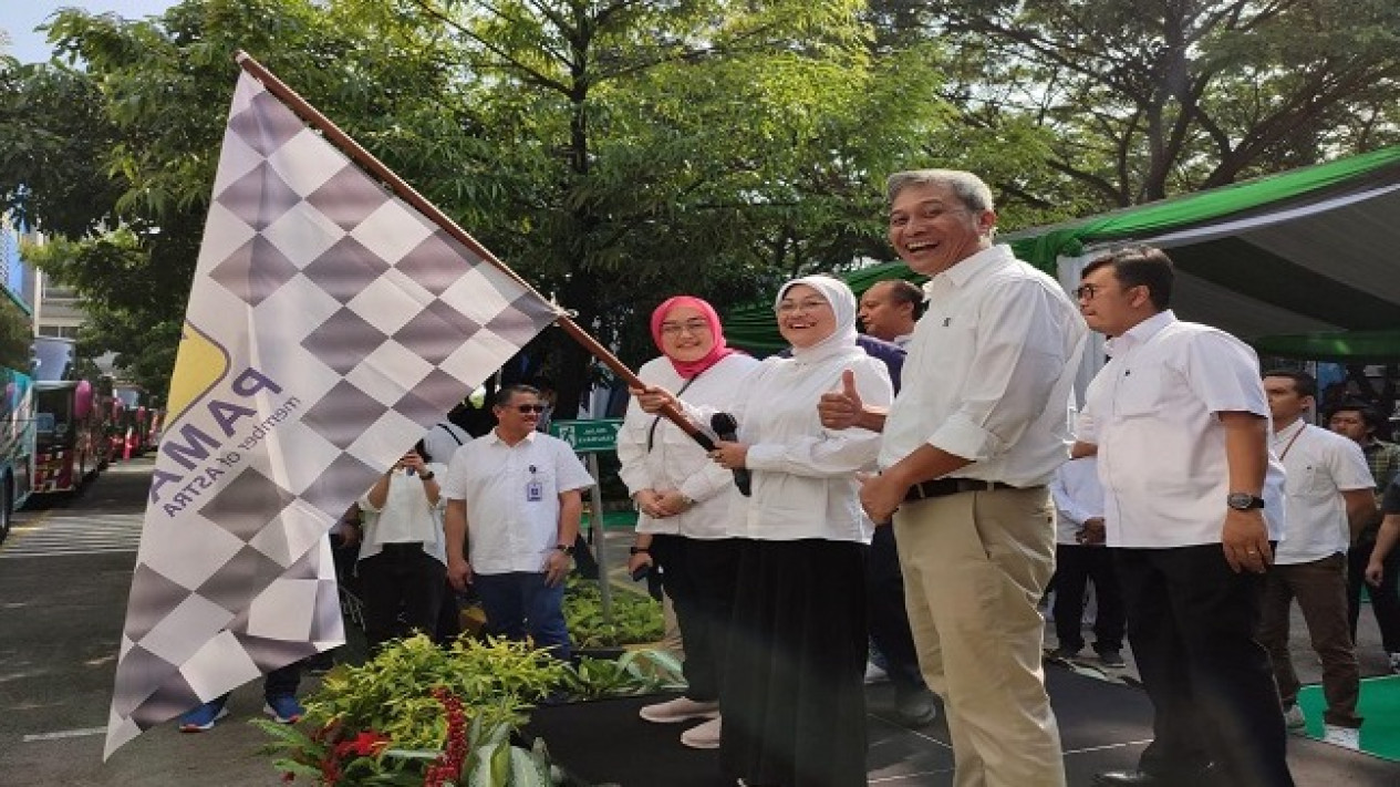 Menaker Ida Fauziyah Melepas Peserta Mudik, Sebut Tradisi Pulang Kampung Momentum Perputaran Ekonomi
            - galeri foto