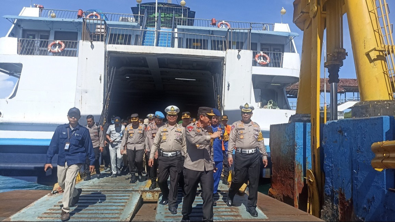 Antisipasi Penumpukan Kendaraan saat Puncak Arus Mudik di Pelabuhan Padang Bai, Polda Bali Siapkan Dua Skenario
            - galeri foto