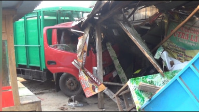 Diduga Rem Blong, Truk Tabrak 2 Rumah dan 3 Motor di Ngawi