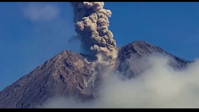 Kembali Erupsi, Gunung Semeru Muntahkan Guguran Lava Sejauh 2000 Meter ke Arah Curah Kobokan