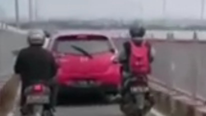 Astaga, Mobil Merah Masuk Jalur Sepeda Motor di Tol Suramadu, Bangkalan, Terekam Video Amatir