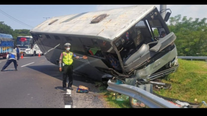 Bus Terguling Timpa Calya di Exit Tol Sidoarjo, Lalu Lintas Padat Merayap