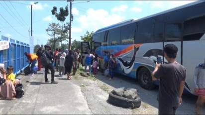 Diduga Sopir Mengantuk, Bus Sugeng Rahayu Tabrak Mobil dan Motor di Ngawi