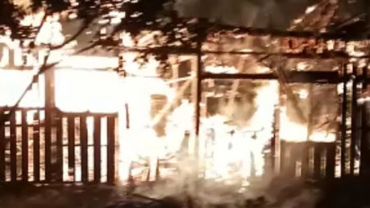 Konsleting Listrik, Rumah Semi Permanen di Malang Ludes Terbakar