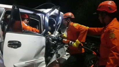 Truk Tabrakan dengan Minibus Pemudik, Evakuasi Sopir Berlangsung Dramatis