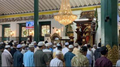 Ratusan Umat Muslim Shalat Gerhana Matahari di Masjid Agung Palembang
