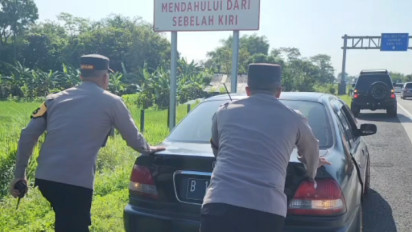 Gegara Mogok di Jalan Tol, Kapolres dan Wakapolres Boyolali Dorong Mobil Paiman Sejauh 5 Kilometer