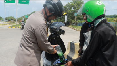 Mogok Kehabisan Bensin di Pelabuhan Bakauheni, Pemudik Motor Asal Jakarta Sumringah Ditolong Polisi