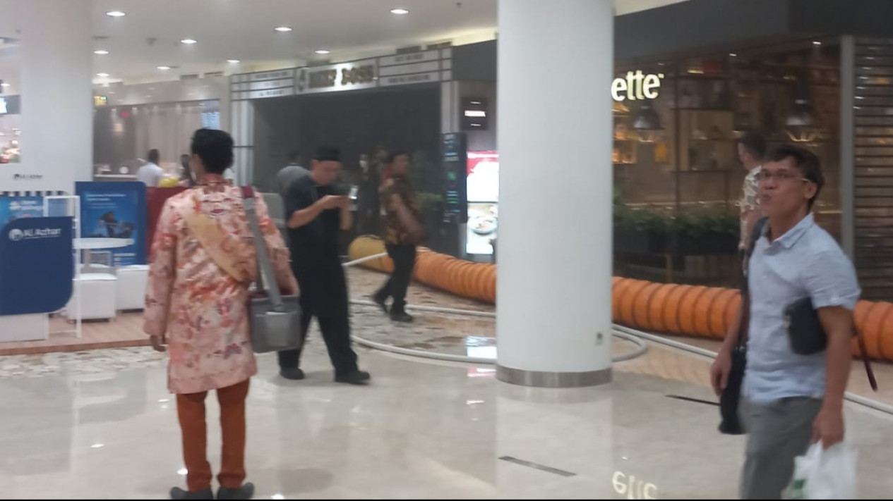 Pengunjung Panik Mal Senayan City Diduga Kebakaran
            - galeri foto