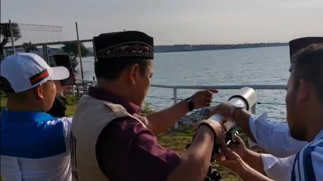 Badan Hisab Rukyatul Hilal Kabupaten Lamongan Tidak Melihat Hilal, Ini Penjelasannya
            - galeri foto