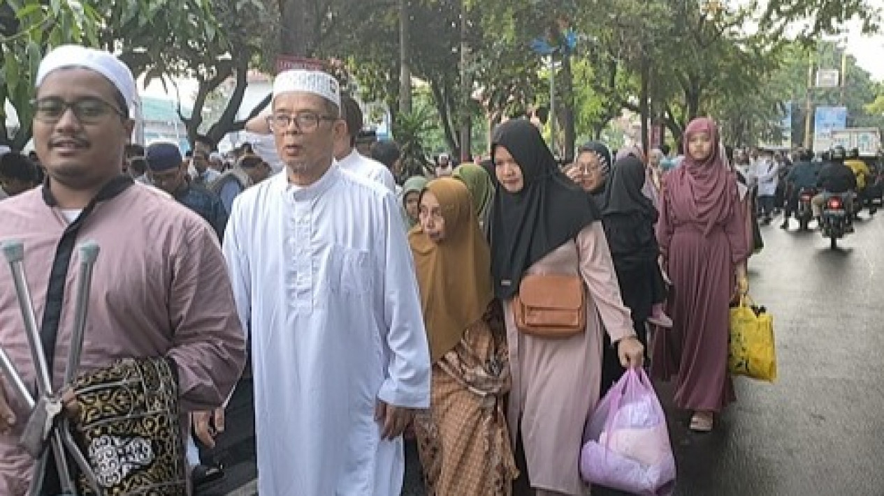 Tak Berdebat Soal Beda Hari Penetapan, Jemaah Muhammadiyah di Cipondoh: Idulfitri Justru Jadi Pemersatu
            - galeri foto