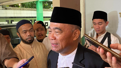 Menko PMK Lebaran Lebih Awal, Muhadjir Effedy: Jemaah Tetap Bertahan Meski Gerimis