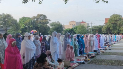 Ribuan Warga Solo Melaksanakan Salat Id di Pura Mangkunegaran
