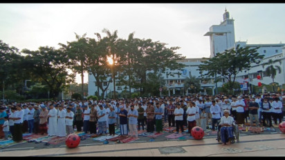 Ribuan Warga Muhammadiyah di Surabaya Gelar Sholat Ied Dipusatkan di Depan Monumen Tugu Pahlawan