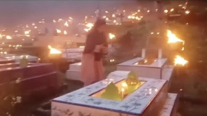 Viral! Jelang Lebaran, Warga di Mamuju Lakukan Tradisi Pasang Lilin di Kuburan
