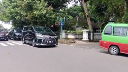 Mobil Diduga Milik Puan Maharani Masuk Istana Batu Tulis Bogor