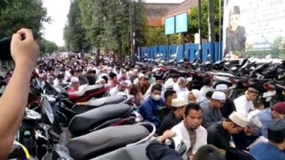 Warga Muhammadiyah di Medan Gelar Salat Ied Hingga Meluber ke Jalan