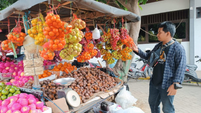 Musim Mudik, Berkah Pedagang Buah di Pelabuhan Jangkar Situbondo, Omset Naik Berlipat Ganda